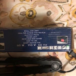 Hair straightener with small brush bristles